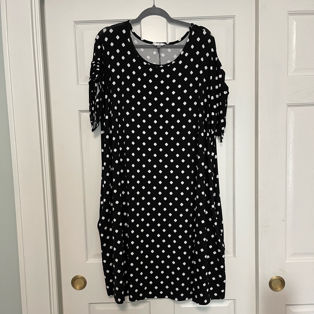 Flowy, easy wear, black & white dress with pockets. NWOT